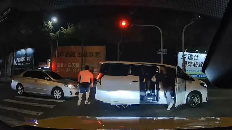 車上乘客陸續下車理論。取自記者爆料網