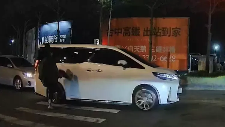 路人未被禮讓遭叭，怒踹白色阿法。取自記者爆料網