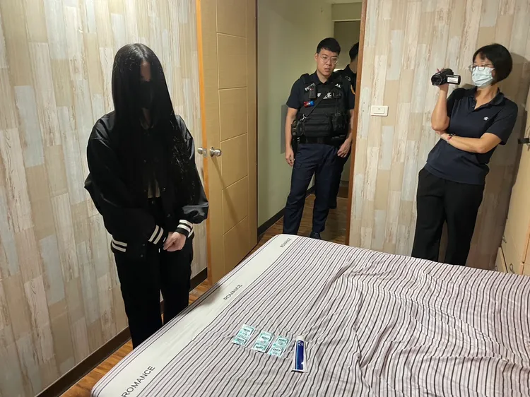 越籍女子穿好衣服後開門讓警方進入。翻攝畫面
