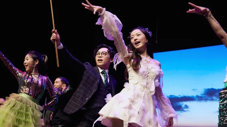 吉尼丁參與《賀瓏夜夜秀》演出。翻攝自吉尼丁IG