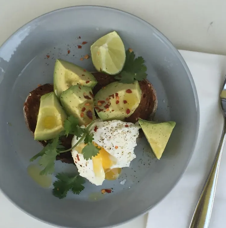 格蘭傑創造了酪梨吐司，聞名世界。圖為他分享一款以酪梨入菜的美食。翻攝IG/bill.granger