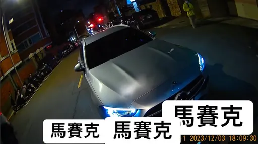 機車對決賓士!32秒影片感覺「撕心裂肺」 網笑歪:尖叫雞?