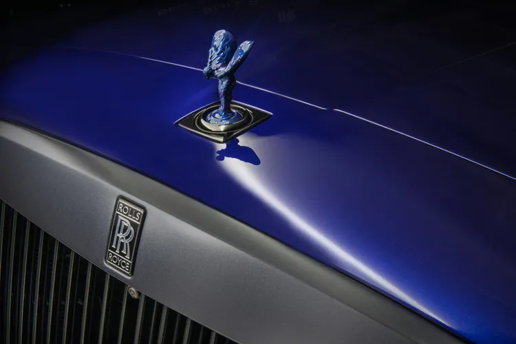 歡慶女神的材質靈感同樣源自航天器，使用鈦金屬通過3D列印技術創作完成，並在表面薄塗一層藍色清漆，彰顯鈦金屬光澤的同時增加珠光質感。業者提供