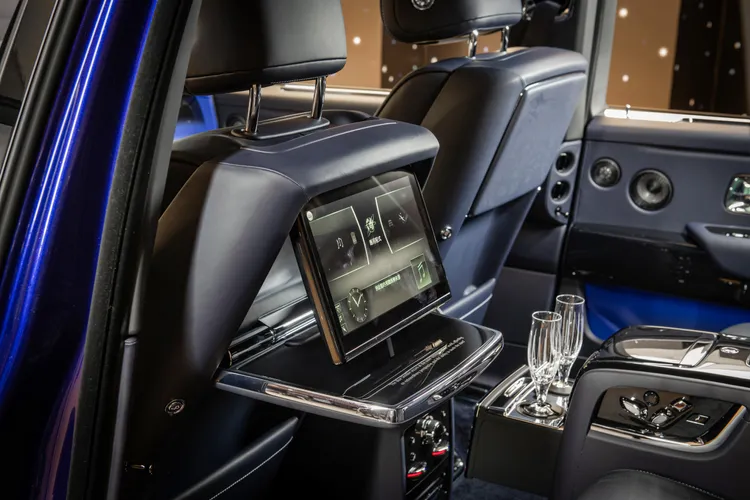 座椅的打孔圖案延伸至椅背上的桌板，桌板採用鋼琴黑飾面並拋光至玻璃般的表面光澤，每張桌板均帶有專屬定制主題文字。業者提供