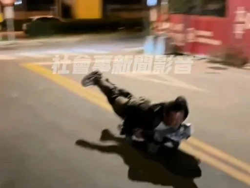 工地板車當滑板車 屁孩道路俯衝嬉戲!警方將開罰