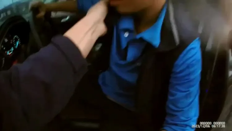 林男被警方拉下車。民眾提供