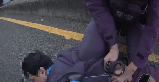 酒駕男連闖3個紅燈　遇警攔查拒不開門！慘被拉下車壓制逮捕