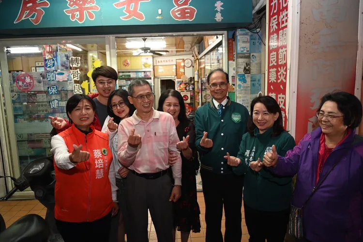 游錫堃昨晚到南投陪同蔡培慧掃街拜票。蔡培慧競總提供