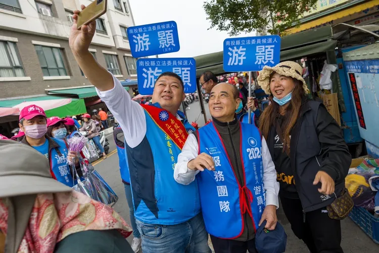 游顥、王金平和支持者玩自拍。游顥競總提供