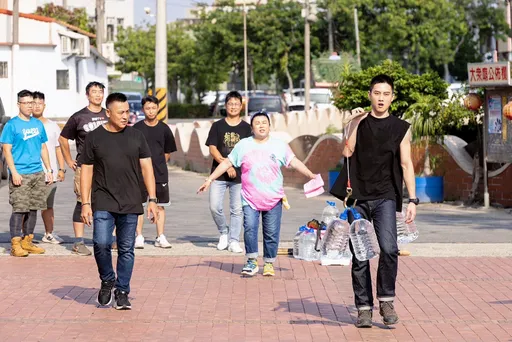 林美秀范少勳扛水桶、被炸蜂炮 只為體驗扛轎