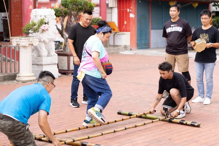 林美秀（中）進行竹竿舞的訓練。民視提供