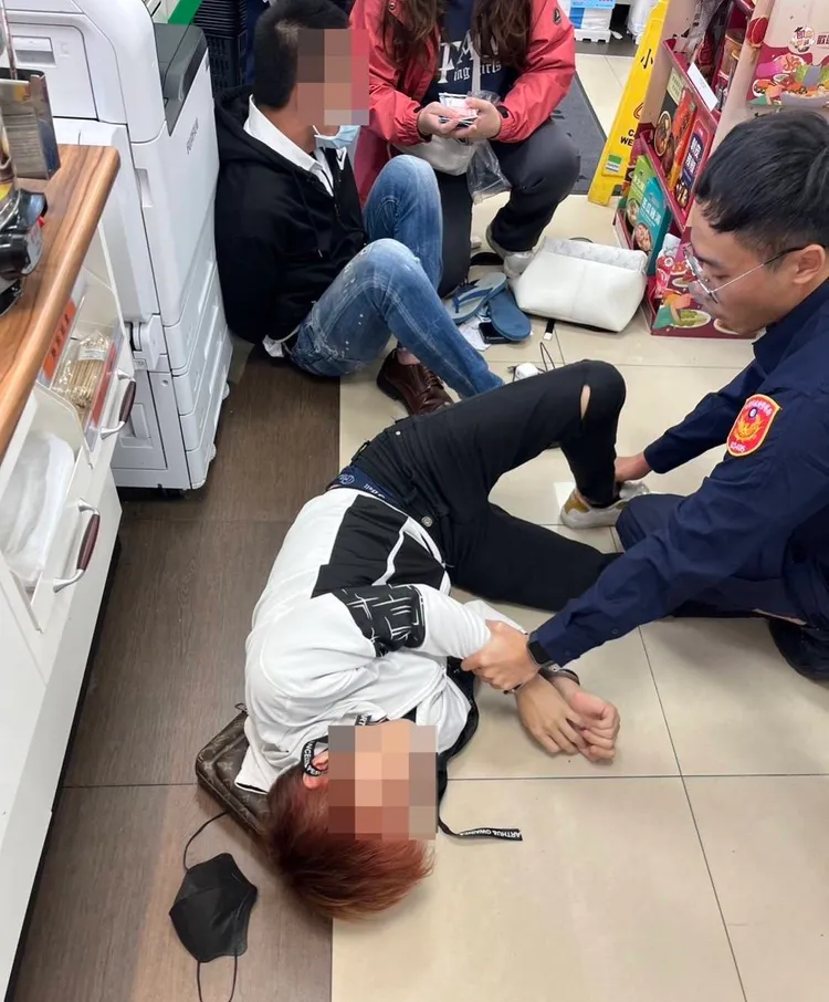 警方逮捕車手和同夥。桃園警分局提供