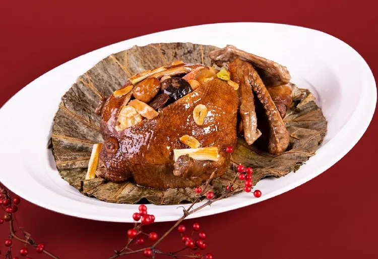 台北萬豪酒店2024年菜外帶「爐烤富貴八寶鴨」，每份2988元。業者提供