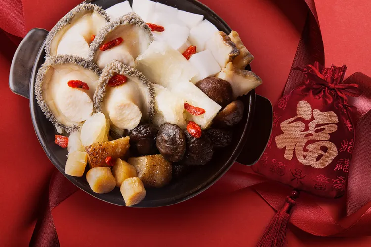 台北萬豪酒店2024年菜外帶「頂級花膠鮑魚佛跳牆」每份3888元。業者提供