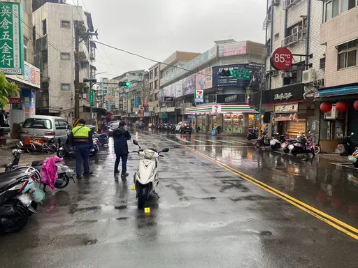 78歲翁闖紅燈走斑馬線遭撞死　女騎士綠燈直行！機車害命慘摔畫面曝光