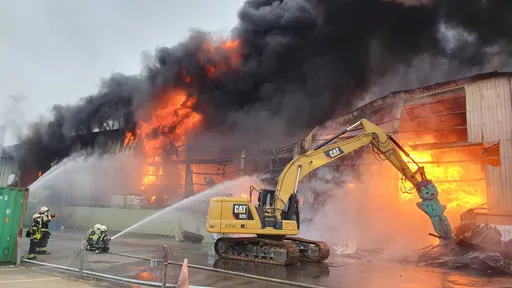 桃園鐵皮石化工廠倉庫火警 住戶見濃煙火舌猛烈急叩119