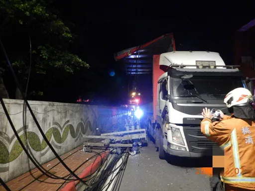 大貨車車門未關穩妥!轉彎時撞斷電桿 1196戶停電1小時