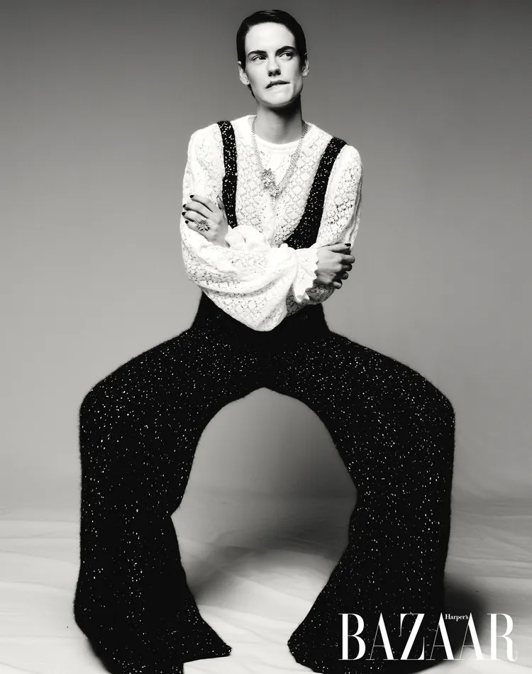 Miriam Sánchez穿著Chanel上衣、連身褲拍攝《Harper’s BAZAAR》封面。《Harper’s BAZAAR》提供