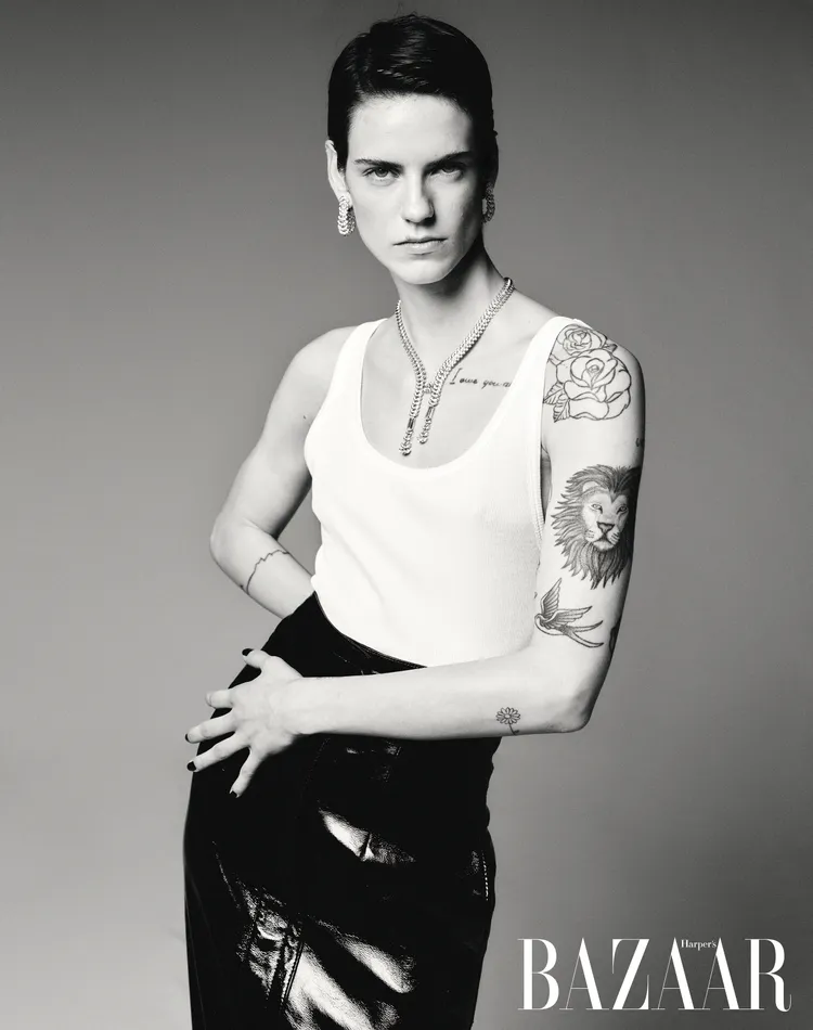 Miriam Sánchez穿著Celine上衣拍攝《Harper’s BAZAAR》封面。《Harper’s BAZAAR》提供