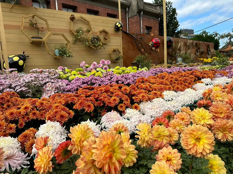 馬奈畫作花園裡的守護者意境。