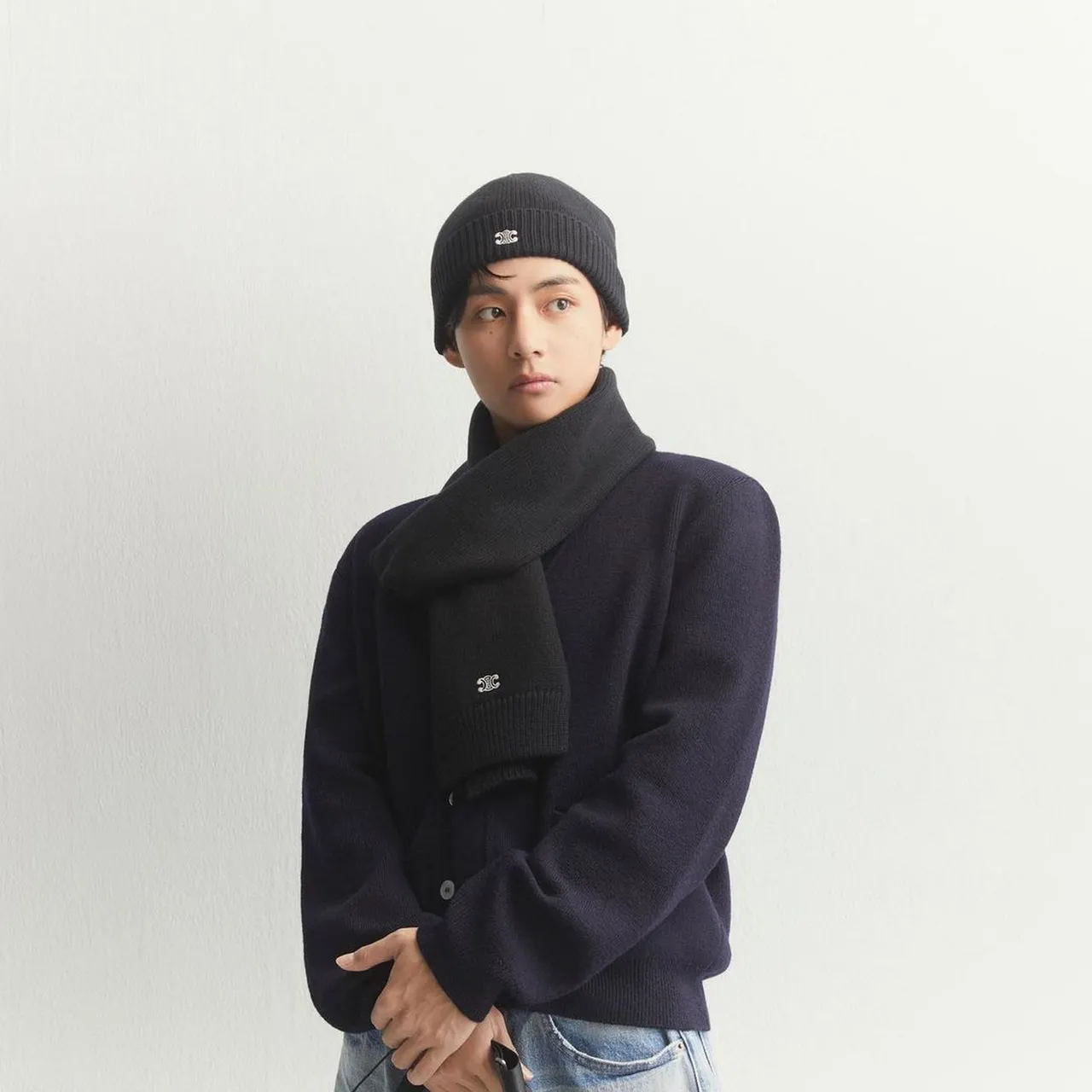 BTS V演繹CELINE羊毛羊絨混紡Triomphe針織帽和圍巾。品牌提供