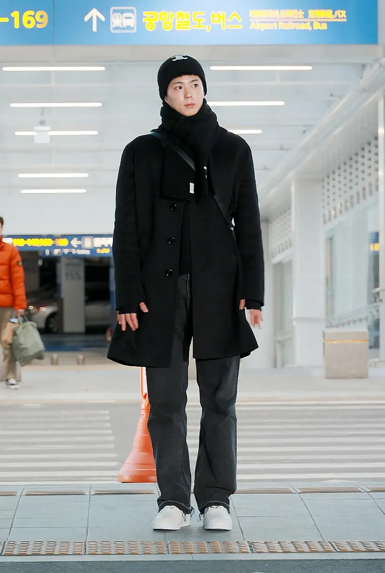 朴寶劍的機場穿搭選擇CELINE的無縫羊絨Triomphe針織帽和圍巾。品牌提供