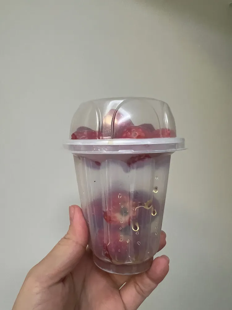 網友在夜市買的草莓杯「技巧性縮水」！取自新竹大小事