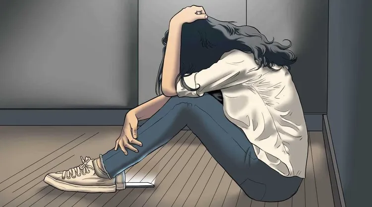 阿爾博金的女友被關在廁所內，聽到男友被凌虐的慘叫聲。示意畫面
