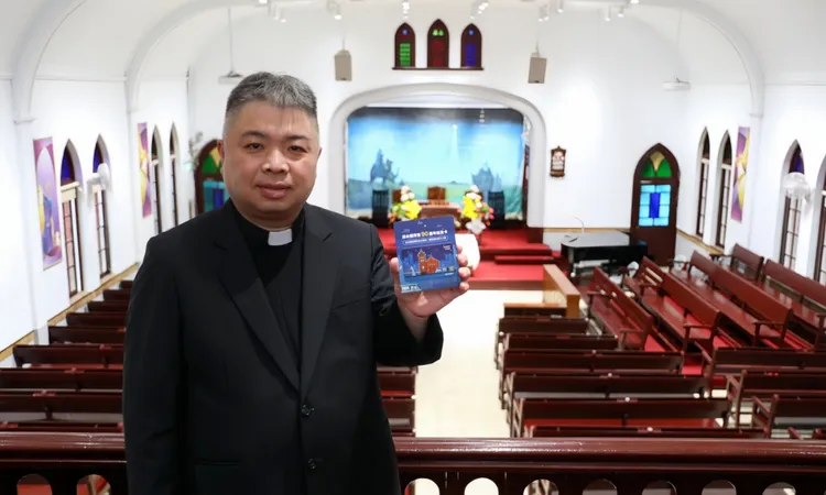 新北捷運發行「淡水教會獻堂90周年發光紀念卡」。捷運公司提供