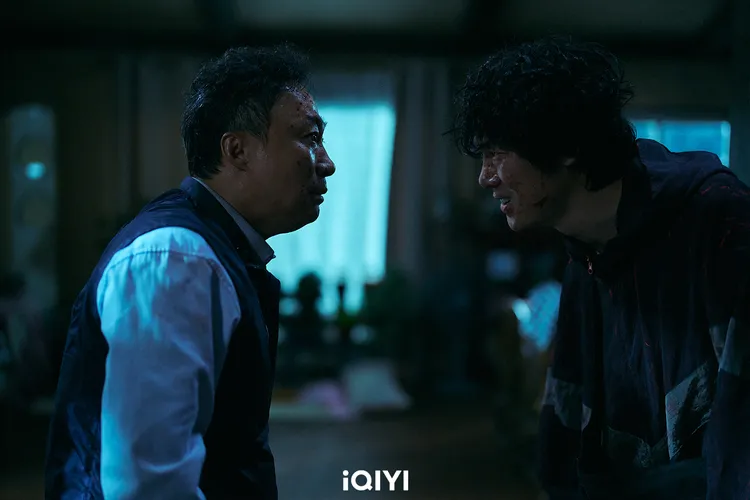 李星民（左）劇中被恐怖乘客柳演錫恐嚇，笑稱拍戲時不曾開心過。愛奇藝國際站提供