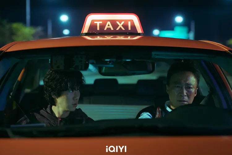 柳演錫（左）劇中十惡不赦，但拍坐車戲時還是要乖乖繫安全帶。愛奇藝國際站提供