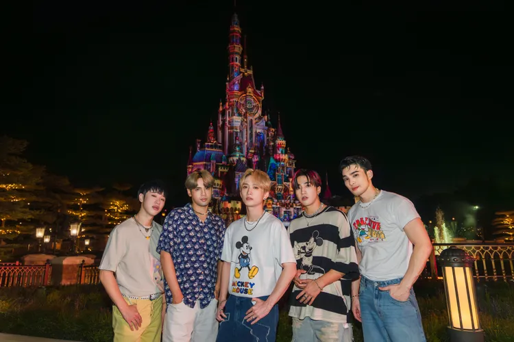 五堅情開心暢遊迪士尼。原音兄弟提供