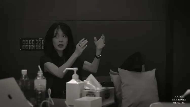 中森明菜與工作人員討論，看來精神頗佳。翻攝akinanakamoriofficial YT