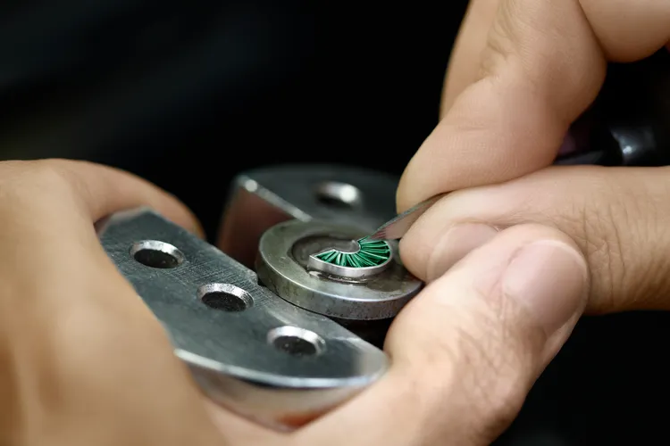 擺陀鑲嵌有9顆梯形切割祖母綠寶石。品牌提供