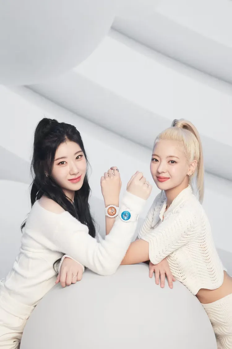 彩領（左）、Lia（右）分別配戴GA-2100WS、GMA-S2100WS。品牌提供