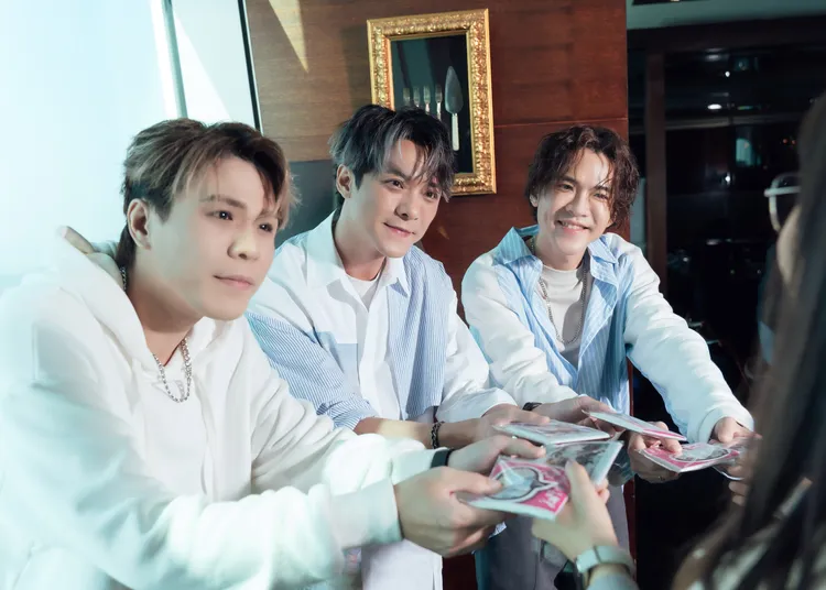 李吳兄弟拍MV，化身候選人掃街拜票。好莉嗨提供