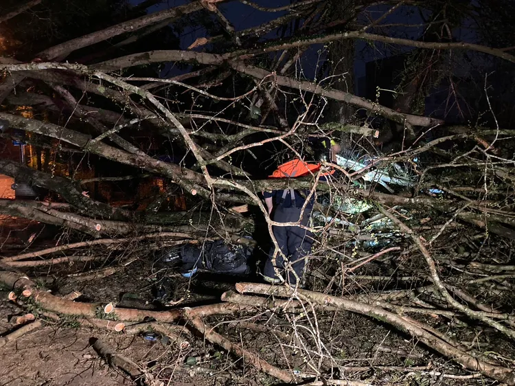 消防人員協助受困民眾脫困。民眾提供