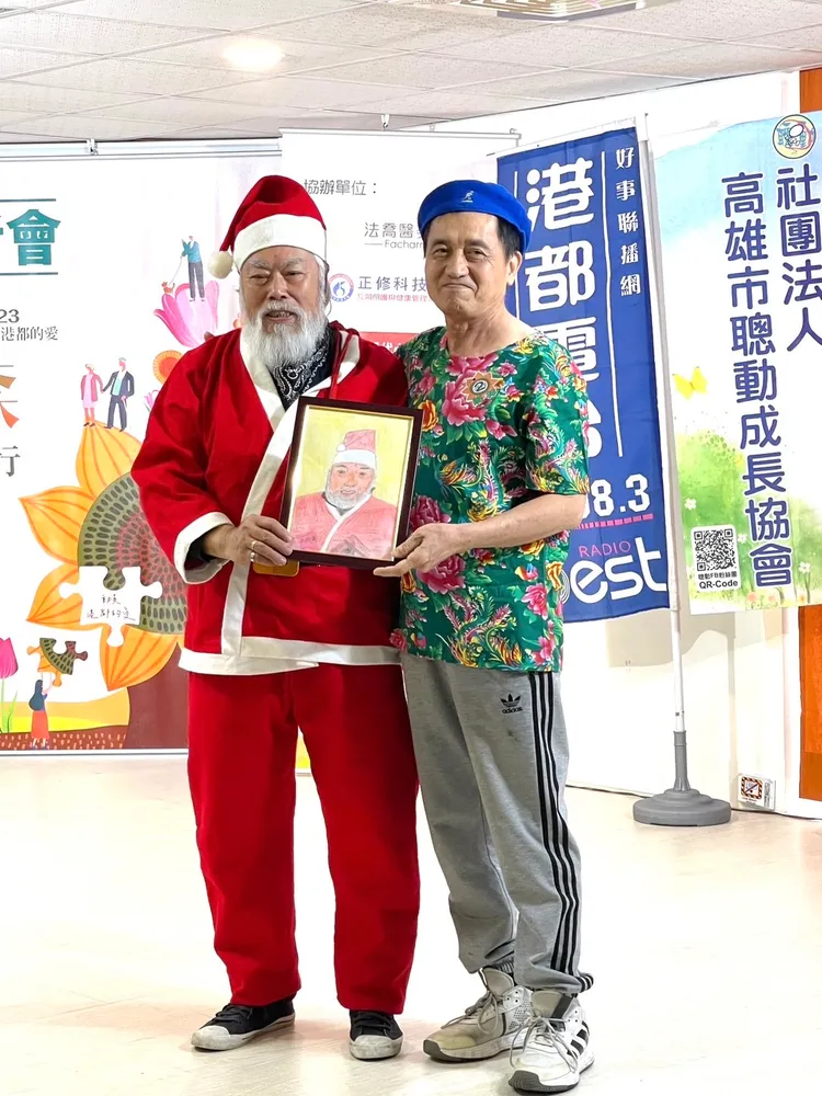 港都電台拋磚引玉率先買下63歲病友解林將軍的畫作。港都電台提供