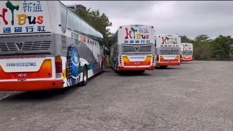 名嘴徐嶔煌爆料柯文哲在新竹的農地，違規作為遊覽車停車場使用。取自徐嶔煌臉書