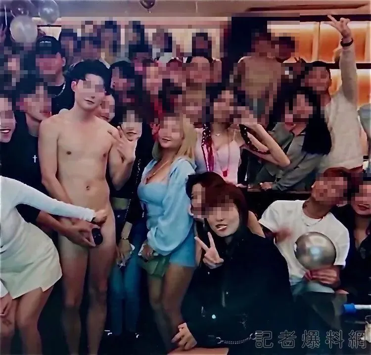 楊姓帥警大膽赤裸拍照留言，他右側的兩名女性，還伸手在他下體示意，一群人玩超大。翻攝自記者爆料網
