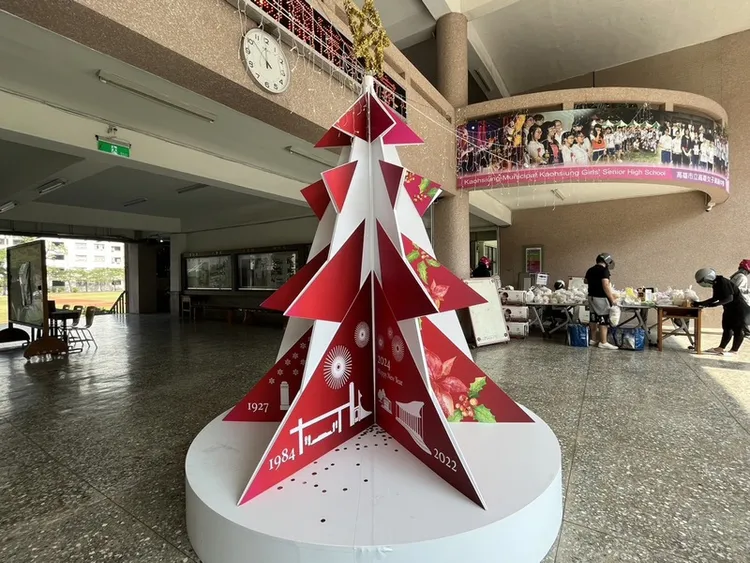 高雄女中近日在校園中擺放耶誕樹裝置，並公布設計理念和費用，造價新台幣7萬元耶誕樹引發熱議。校友設計師融入在校生創意，將雄女百年歷史融入其中，包括4次校門改變，季節也從冬轉春。中央社