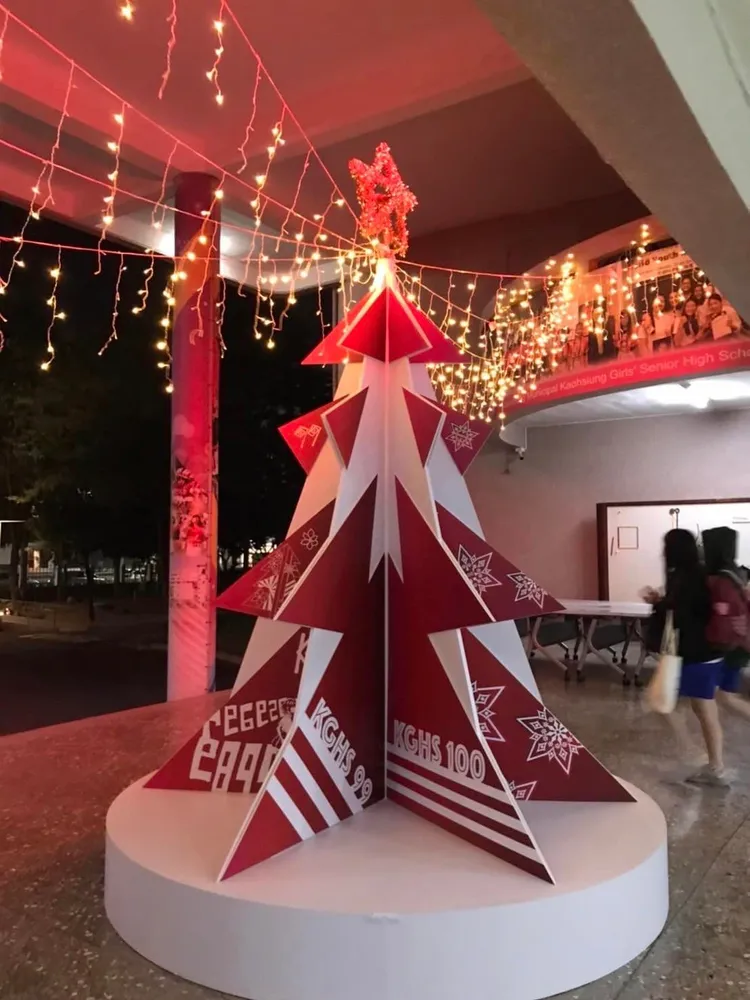 雄女7萬元聖誕樹！學姊成本回饋價。翻攝高雄女中臉書