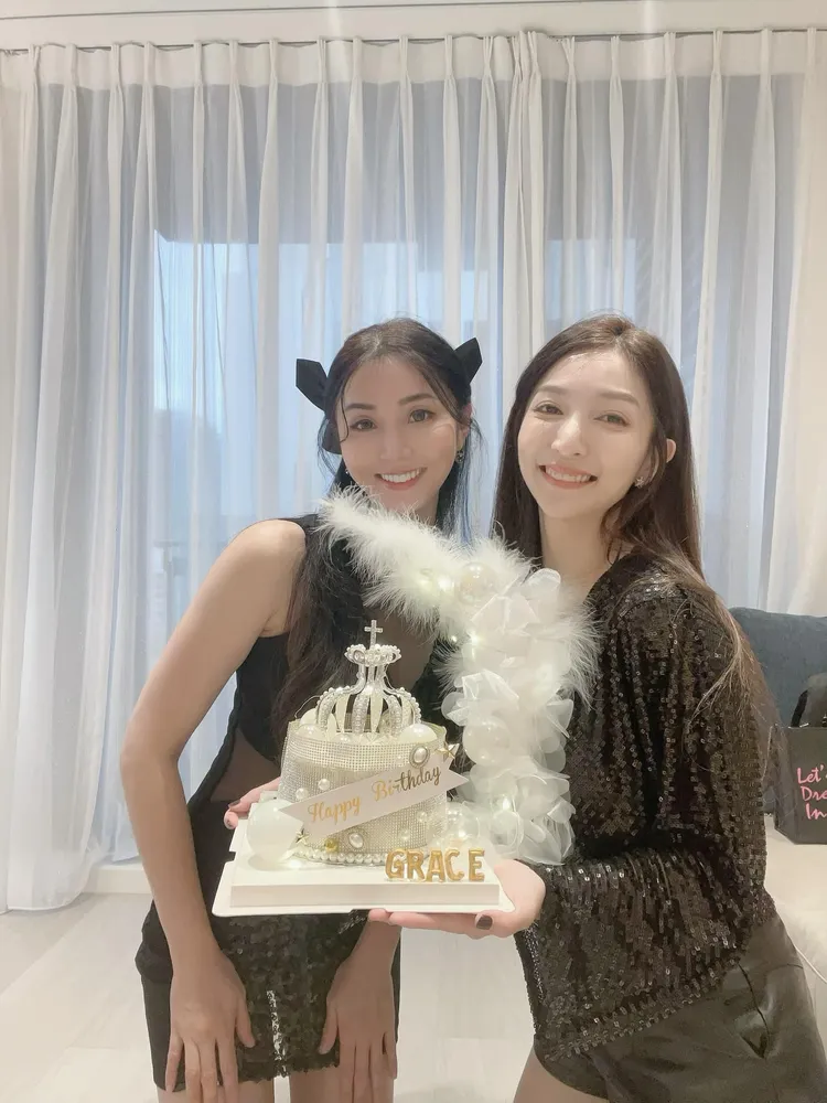 Grace趁阿翔不在家，和姐妹們開聖誕趴大解放，她還秀細長美腿用小白貓遮神秘地帶，性感指數破表！翻攝《失控媽咪Grace》粉絲頁