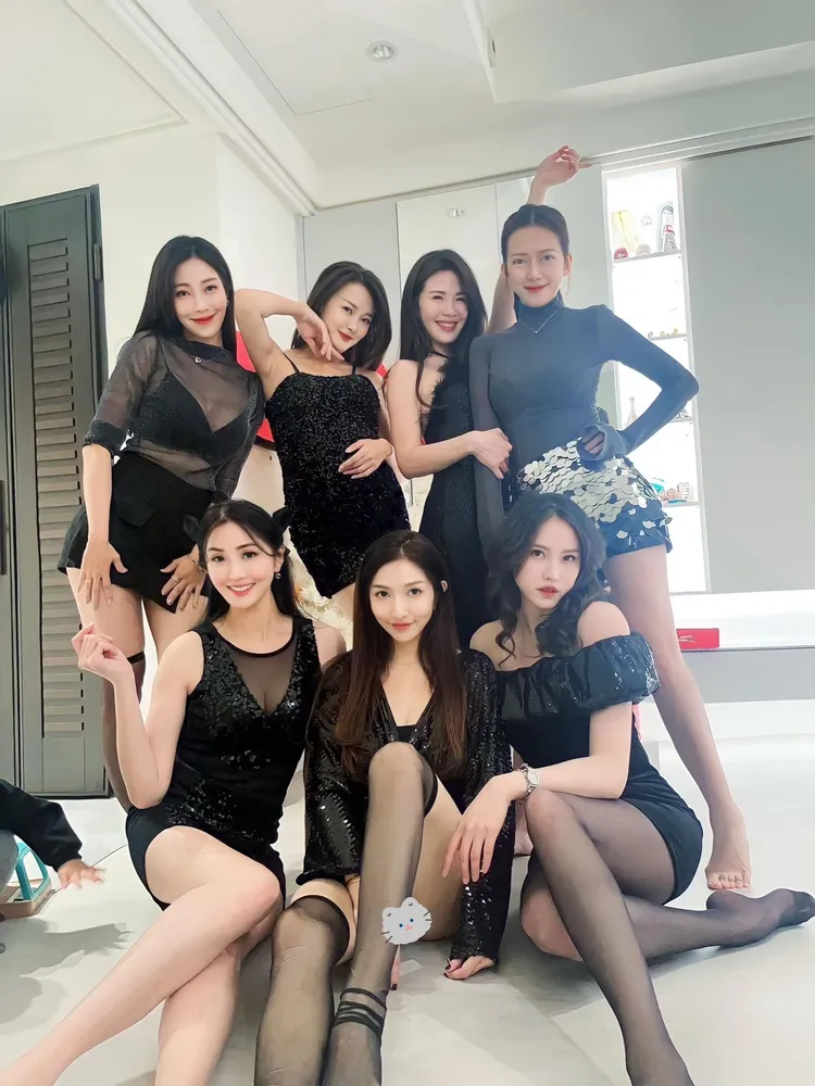 Grace趁阿翔不在家，和姐妹們開聖誕趴大解放，她還秀細長美腿用小白貓遮神秘地帶，性感指數破表！翻攝《失控媽咪Grace》粉絲頁