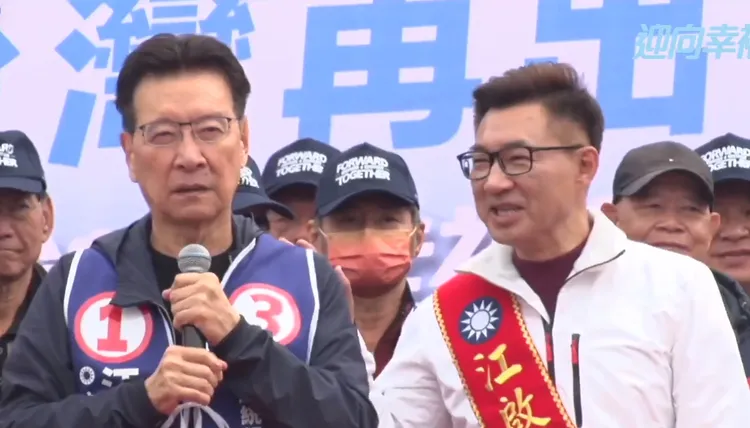昨日(12/23)上午趙少康口誤說江啟臣是台灣和平的恐怖份子，江啟臣趕緊拍肩告訴他講錯了。翻攝自江啟臣臉書
