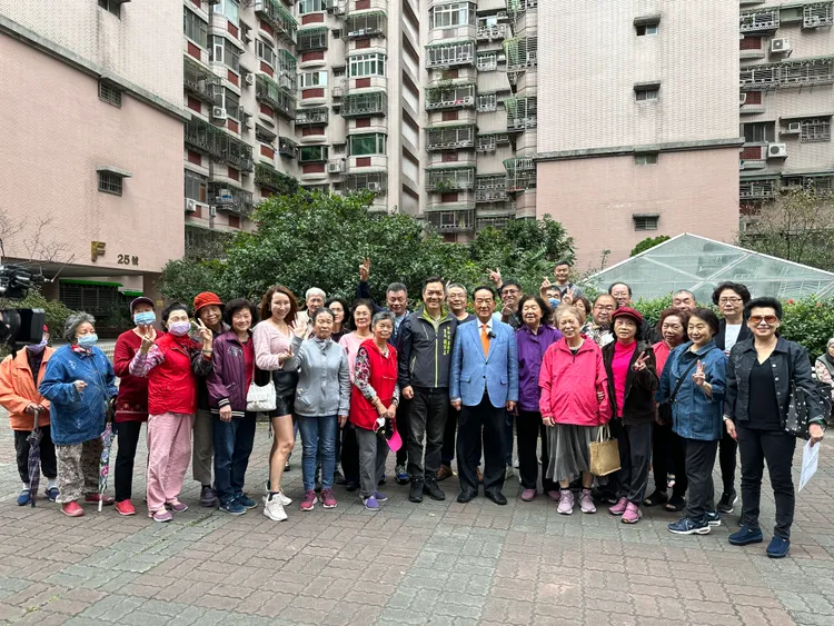 宋楚瑜請民眾政黨票投親民黨，讓他們重返國會，全力推動眷村改建。辦公室提供