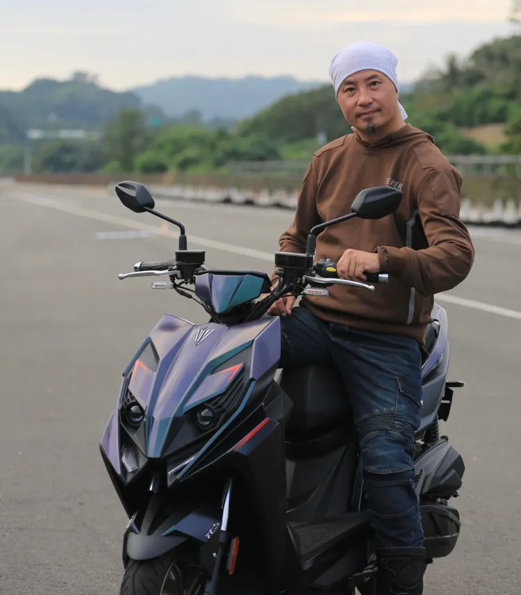 《老貓不負責評論》頻道創辦人、知名機車車評老貓表示，KYMCO RCS MOTO從起步那一瞬間就可知原廠在CVT系統下足功夫，整體引擎效率的大幅進化，也展現在中後段加速實力，由於自身為SYM DRGBT車主，經過直接比較之後，對於RCS MOTO的性能實力確實印象深刻。林浩昇攝