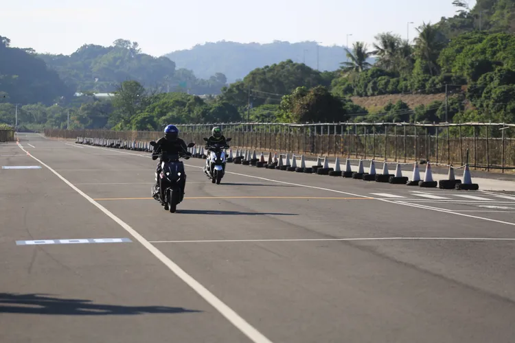 KYMCO RCS MOTO幾乎是一起步就取得領先地位，到直線底時和落後的SYM JET SL有著兩個車身以上的距離。林浩昇攝