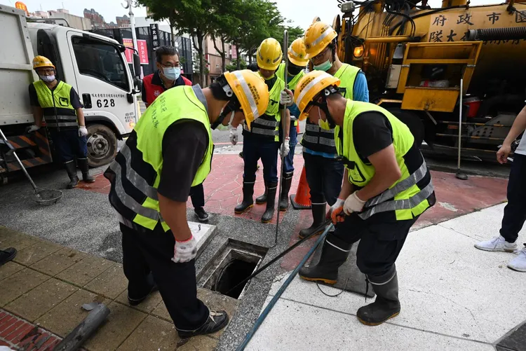 清潔隊員疏通水溝。桃園市環保局提供