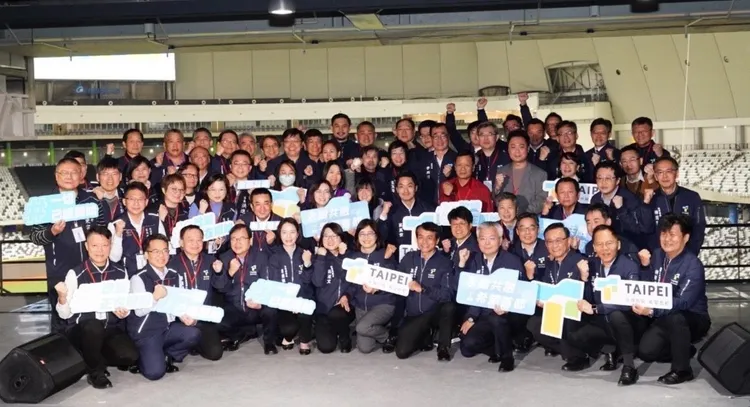 台北市長蔣萬安就職周年率市府團隊在大巨蛋開記者會。北市府提供